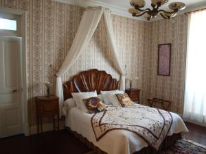 A bed or beds in a room at Villa Magnolia Parc - adults only