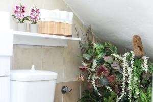 ペラマにあるNatasha’s tiny homeのバスルーム(トイレ付)が備わります。