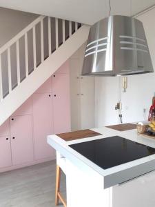 uma cozinha com um lavatório e uma escada em Le DUPLEX de Boulogne/Roland Garros/1 à 4 personnes em Boulogne-Billancourt