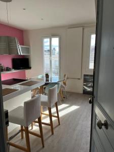 uma cozinha com mesa e cadeiras num quarto em Le DUPLEX de Boulogne/Roland Garros/1 à 4 personnes em Boulogne-Billancourt