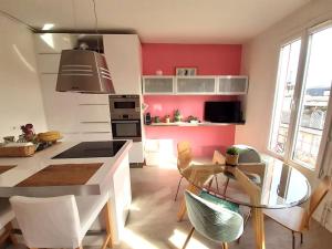 uma cozinha com uma mesa e uma sala de jantar em Le DUPLEX de Boulogne/Roland Garros/1 à 4 personnes em Boulogne-Billancourt