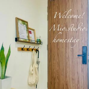 uma porta com um sinal de boas-vindas num quarto em Cozy Ocean View APT in KK City Center em Kota Kinabalu