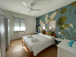 a bedroom with a large bed with a ceiling at Appartamento con vista lago in Toscolano Maderno