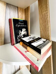 einen Stapel Bücher, die auf einem Tisch liegen in der Unterkunft Min House Studio F3 - Tang 3 in Ho-Chi-Minh-Stadt