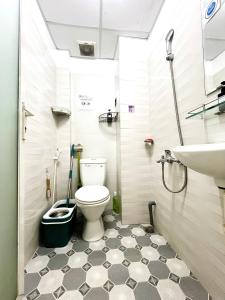 un baño con inodoro y lavabo en Căn Studio Áp Mái Full Nội Thất - Gần TTTM Aeon Tân Phú, en Ho Chi Minh