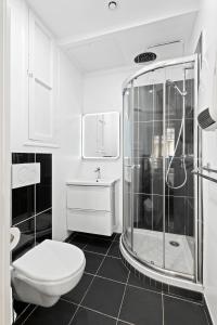 ニースにあるNice Renting - PAGANINI - New Lovely Cosy Flat in Heart of Niceの白いバスルーム(シャワー、トイレ付)