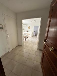 ein leeres Zimmer mit einer Küche und einem Esszimmer in der Unterkunft Appartement sans mauvaise surprises (2) in Juan-les-Pins