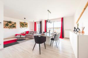 Il comprend une cuisine et un salon avec une table et des chaises. dans l'établissement Nouveau - Vivacity - Gare, à Lingolsheim