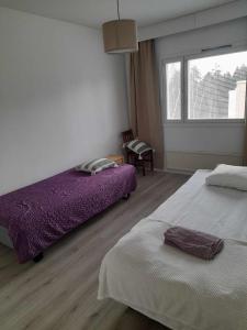En eller flere senge i et værelse på LibO-apartment, Saarijärvi 17 with free parking