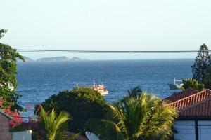 布希奧斯的住宿－Mirante de geriba!，远方有山的海上小船
