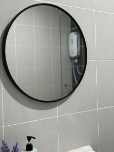 クアラ・トレンガヌにあるD'CIELLA Homes- Sea View, Drawbridge & KTCC Mallのバスルームの洗面台の上に鏡