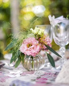 eine Vase voller rosa Blumen auf dem Tisch in der Unterkunft Maison d'une chambre avec jardin clos et wifi a Fesches le Chatel in Fesches-le-Châtel