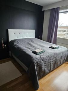 1 dormitorio con 1 cama con 2 toallas en Miller Apartment - Free parking, airport 21min, en Klaukkala