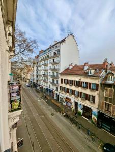 uma vista para uma rua com edifícios e um edifício em Excellent T2 - 5min Gare & HyperCentre em Grenoble