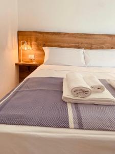 a bed with two towels on top of it at Casa Vacanze VerbaMaris in Portopalo