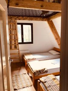 Pokój z 3 łóżkami piętrowymi i drabiną w obiekcie Le ChAlet N5 w mieście Cierp