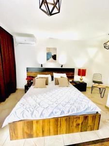 - une chambre avec un grand lit et une tête de lit en bois dans l'établissement Hotel Lagadin, à Ohrid