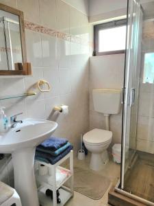 a bathroom with a sink and a toilet at Quinta Reuffurth in Aljezur