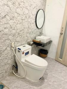 bagno con servizi igienici e lavandino di VND Vũng Tàu Hotel & Villa a Vung Tau
