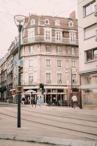 een straat met een straatlicht voor een gebouw bij Soirée cinéma quartier Mouillère in Besançon