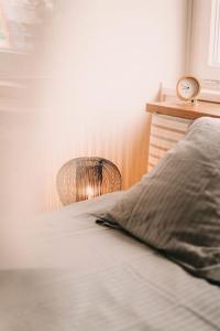 een slaapkamer met een bed en een stoel en een klok bij Soirée cinéma quartier Mouillère in Besançon