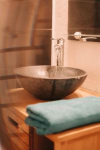 een gootsteen met een kraan op een aanrecht bij Soirée cinéma quartier Mouillère in Besançon +47 foto's