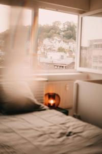 een slaapkamer met een bed en een raam met uitzicht bij Soirée cinéma quartier Mouillère in Besançon
