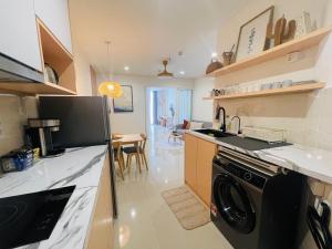 Cozy Ocean View APT in KK City Center的厨房或小厨房