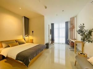 哥打京那巴鲁Cozy Ocean View APT in KK City Center的卧室里有一张床和一张书桌