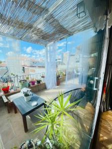 een balkon met een tafel en uitzicht op een patio bij Sweet Atic in Sitges