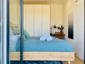 Кровать или кровати в номере 500m Sea, Terrace - Sunny Calm Coastal Retreat
