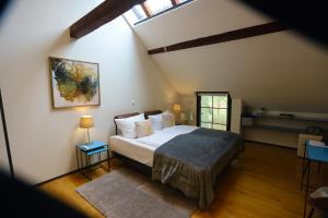 a bedroom with a large bed in a attic at Art-be-and-b Appartement -Studios in Riegel am Kaiserstuhl