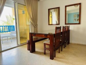 - une table à manger avec des chaises et un miroir dans l'établissement Marina Retreat, à Hammamet