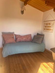 un sofá en una sala de estar con almohadas en Chalet, en Tasso