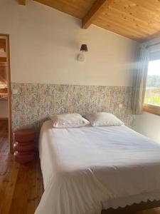 1 dormitorio con 1 cama blanca y ventana en Chalet, en Tasso