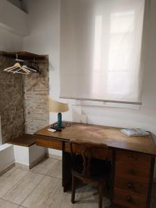 Habitación con escritorio de madera y silla. en AL183, en Cagliari
