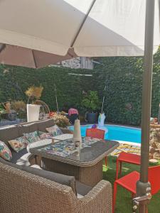 Swimmingpoolen hos eller tæt på LA FEE VIVIANE + 9 billeder