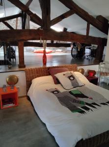 En eller flere senge i et værelse på LA FEE VIVIANE