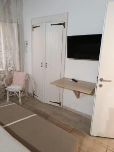Habitación con escritorio, mesa y silla. en AL183, en Cagliari