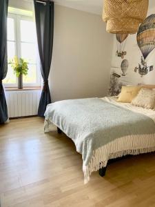 En eller flere senge i et værelse på L’Appartement-La Ferme du Bois