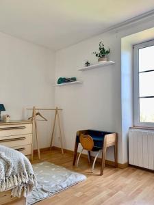 En eller flere senge i et værelse på L’Appartement-La Ferme du Bois + 20 billeder