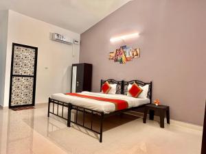 a bedroom with a bed in a room at RNB Beach Stay in Anjuna