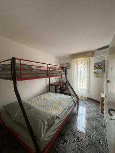 um quarto com 2 beliches e uma janela em PM 48 Viale Ugo Foscolo Guest House em Toscolano Maderno