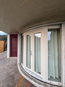 una vista laterale di una casa con finestre di PM 48 Viale Ugo Foscolo Guest House a Toscolano Maderno