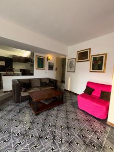 un soggiorno con divano e tavolo di PM 48 Viale Ugo Foscolo Guest House a Toscolano Maderno