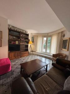 un soggiorno con divano e tavolino da caffè di PM 48 Viale Ugo Foscolo Guest House a Toscolano Maderno