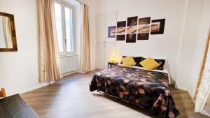 ローマにあるMyomax Guesthouseのベッドルーム1室(ベッド1台、大きな窓付)