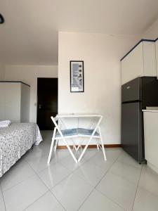 - une chambre avec un lit et une table en verre dans l'établissement Suite Gardenia, à Taormine