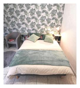een slaapkamer met een groot bed en een muurschildering bij Studio 11 - Longère Bruyères - Morbihan in Sulniac