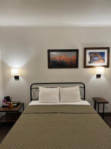 Кровать или кровати в номере Eastern Sierra Motor Lodge